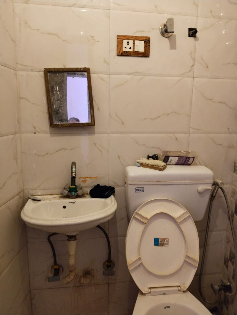 Bathroom, panchsheel vihar 1 Bedroom 350 Sq.Ft. Apartment In Panchsheel Vihar Delhi 9471500