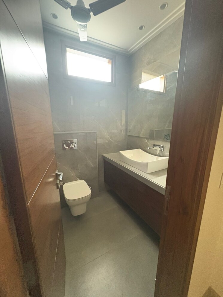 Bathroom, dlf phase iv 4 Bedroom 3500 Sq.Ft. Builder Floor In Dlf Phase iv Gurgaon 9471791
