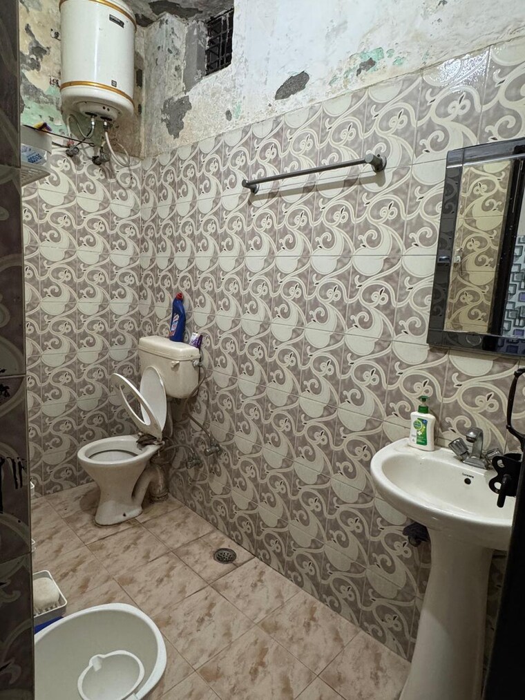 Bathroom, defence colony 3 Bedroom 217 Sq.Yd. Builder Floor In Defence Colony Delhi 9471669