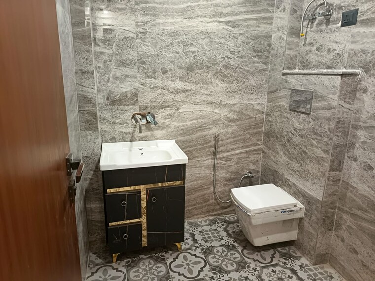 Bathroom, vaishali sector 6 3 Bedroom 156 Sq.Yd. Builder Floor In Vaishali Sector 6 Ghaziabad 9471721