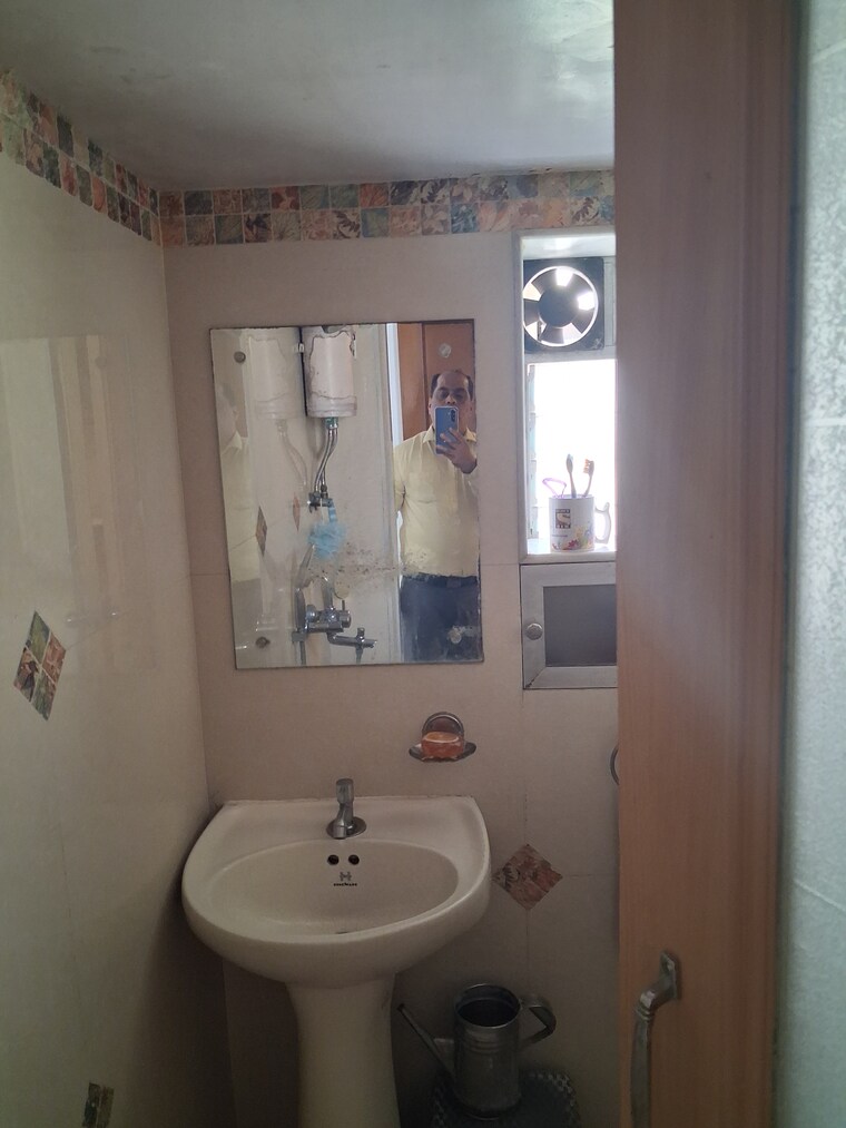 Bathroom, shiv-sagar-chs-worli 2 Bedroom 630 Sq.Ft. Apartment In Worli Mumbai 9471719