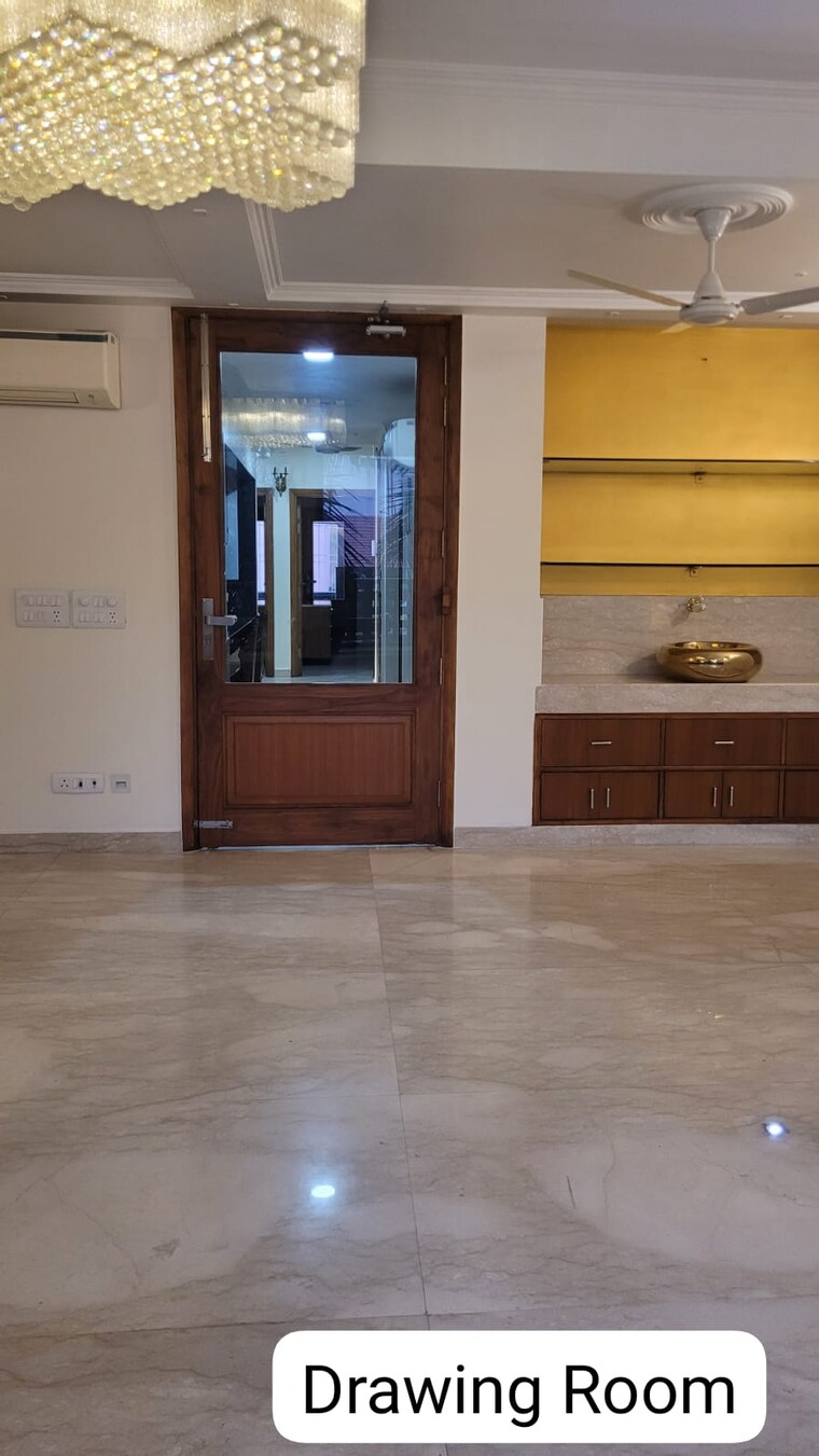 Room, defence colony 3 Bedroom 217 Sq.Yd. Builder Floor In Defence Colony Delhi 9471727