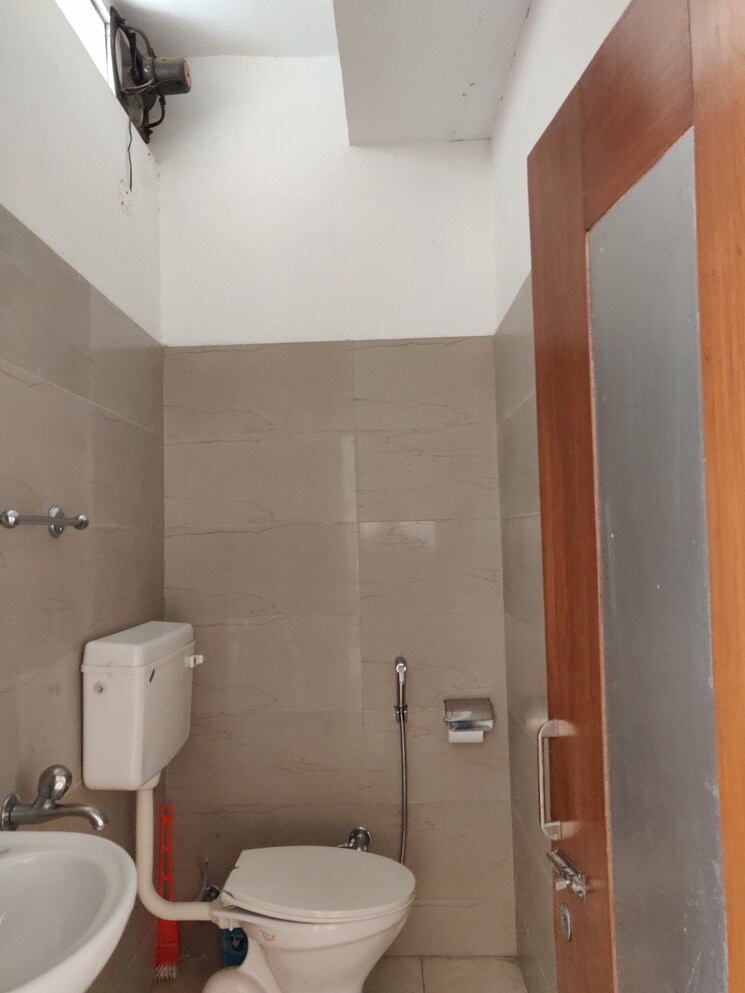 Washroom, sector 46 Commercial Showroom 900 Sq.Ft. In Sector 46 Chandigarh 9471994