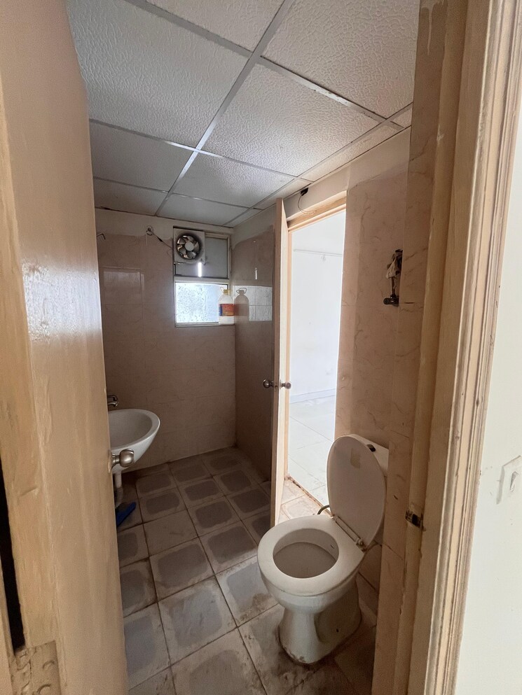 Bathroom, radicon-vedantam 3 Bedroom 1375 Sq.Ft. Apartment In Sector 16c Greater Noida Greater Noida 9472157