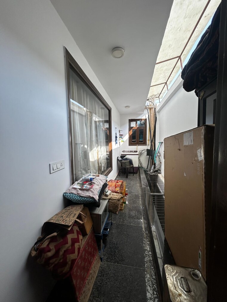  Parking, saket 3.5 Bedroom 1800 Sq.Yd. Builder Floor In Saket Delhi 9472183