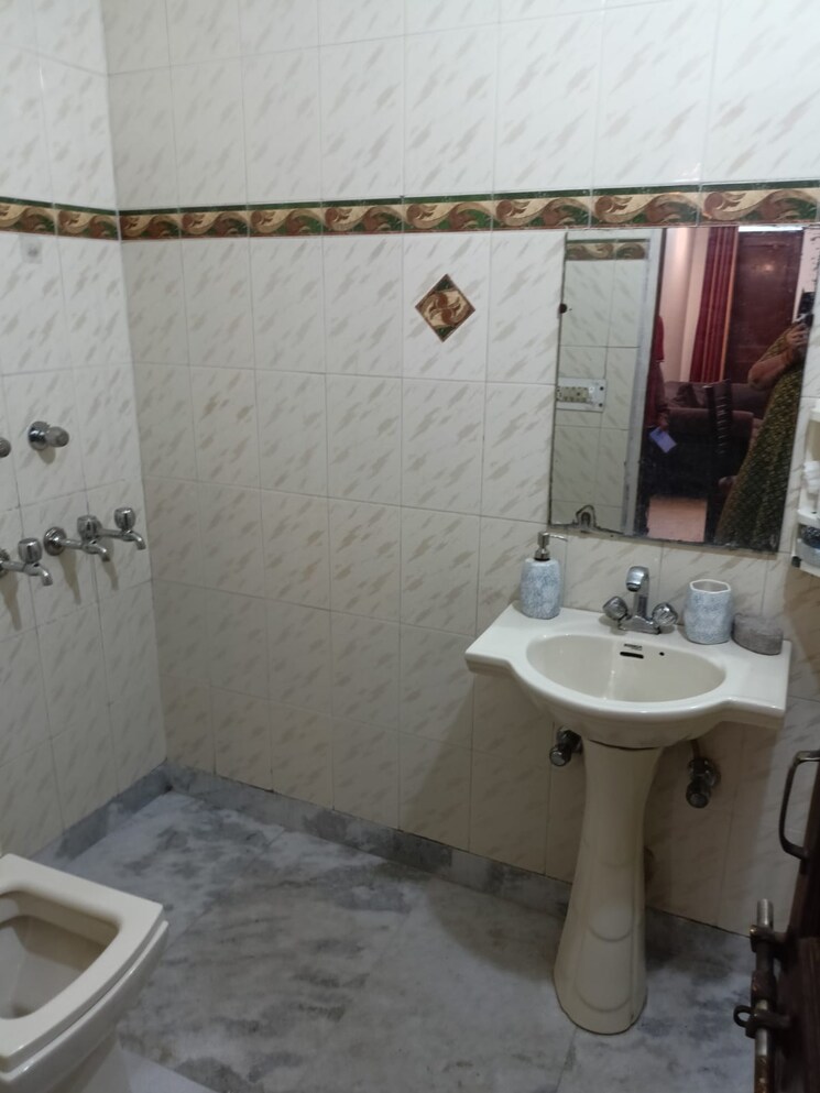 Bathroom, palam-vihar-residents-association 2 Bedroom 1480 Sq.Ft. Builder Floor In Palam Vihar Gurgaon 9472194