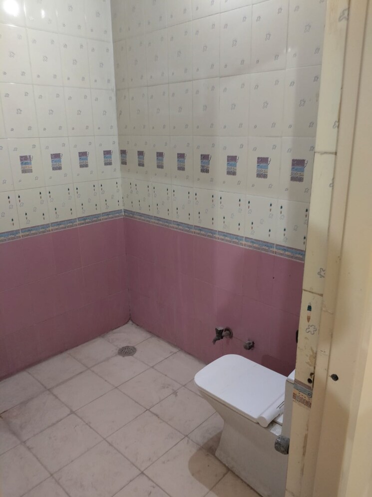 Bathroom, sector 28 2 Bedroom 160 Sq.Yd. Builder Floor In Sector 28 Faridabad 9472332