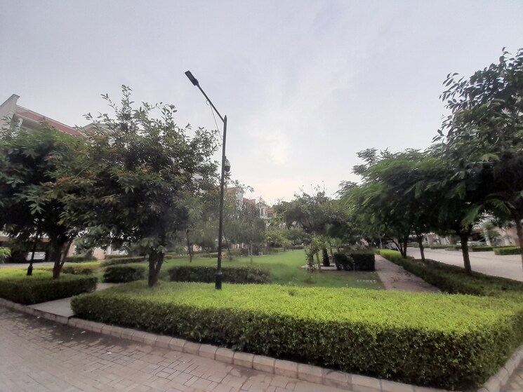 Garden, sushma-valencia 3 Bedroom 1800 Sq.Ft. Apartment In International Airport Road Zirakpur 9472326