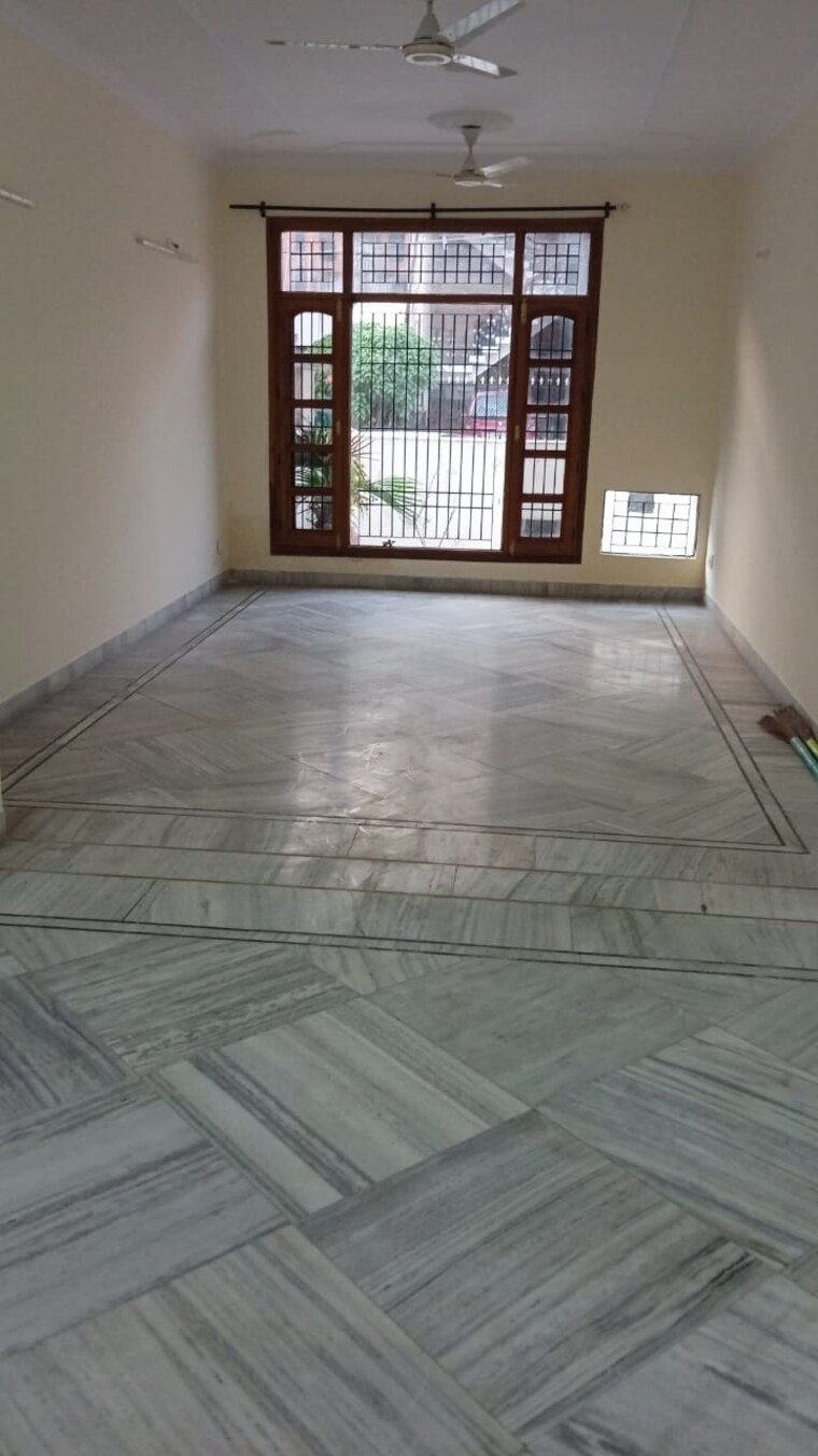 Room, sector 44 2 Bedroom 2800 Sq.Ft. Builder Floor In Sector 44 Chandigarh 9472334
