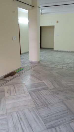 Room in 2 BHK Builder Floor at Sector 44 – for Rent