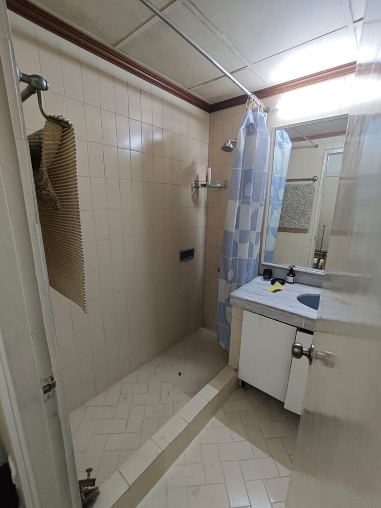 Bathroom, park street 3 Bedroom 2020 Sq.Ft. Apartment In Park Street Kolkata 9472371