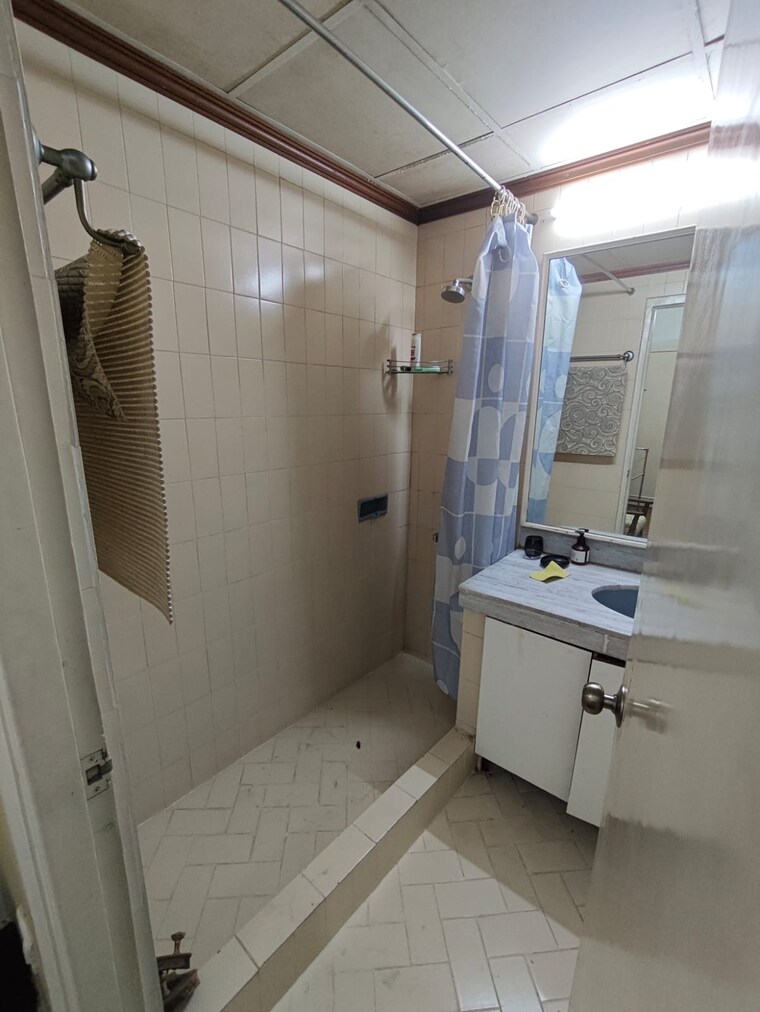 Bathroom, park street 3 Bedroom 2020 Sq.Ft. Apartment In Park Street Kolkata 9472371
