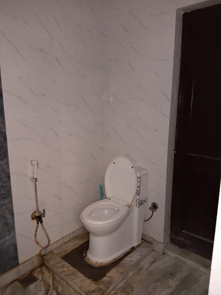 Attached Bathroom, sector 29 2.5 Bedroom 160 Sq.Yd. Independent House In Sector 29 Faridabad 9472398