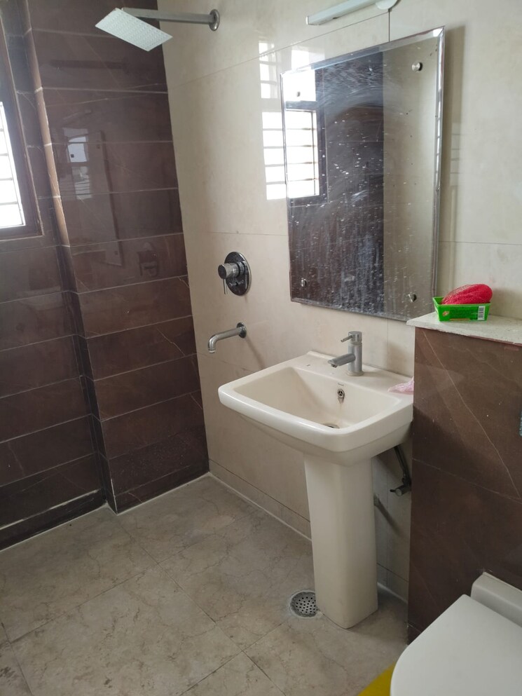 Bathroom, sector 29 2.5 Bedroom 160 Sq.Yd. Independent House In Sector 29 Faridabad 9472398