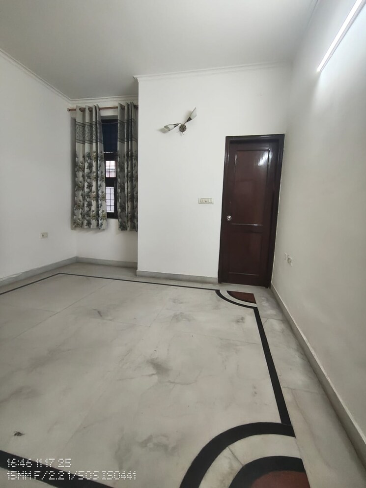 Room, sector 31 3 Bedroom 2300 Sq.Ft. Builder Floor In Sector 31 Gurgaon 9472727
