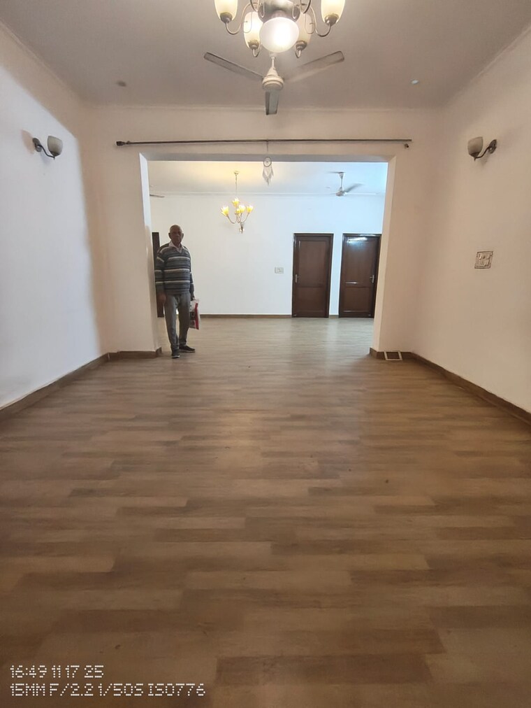 Room, sector 31 3 Bedroom 2300 Sq.Ft. Builder Floor In Sector 31 Gurgaon 9472727