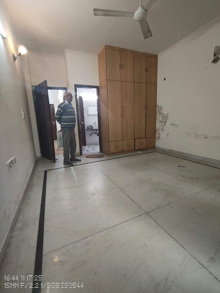 Room, sector 31 3 Bedroom 2300 Sq.Ft. Builder Floor In Sector 31 Gurgaon 9472727