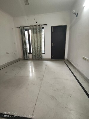 Room in 3 BHK Builder Floor at Sector 31 – for Rent