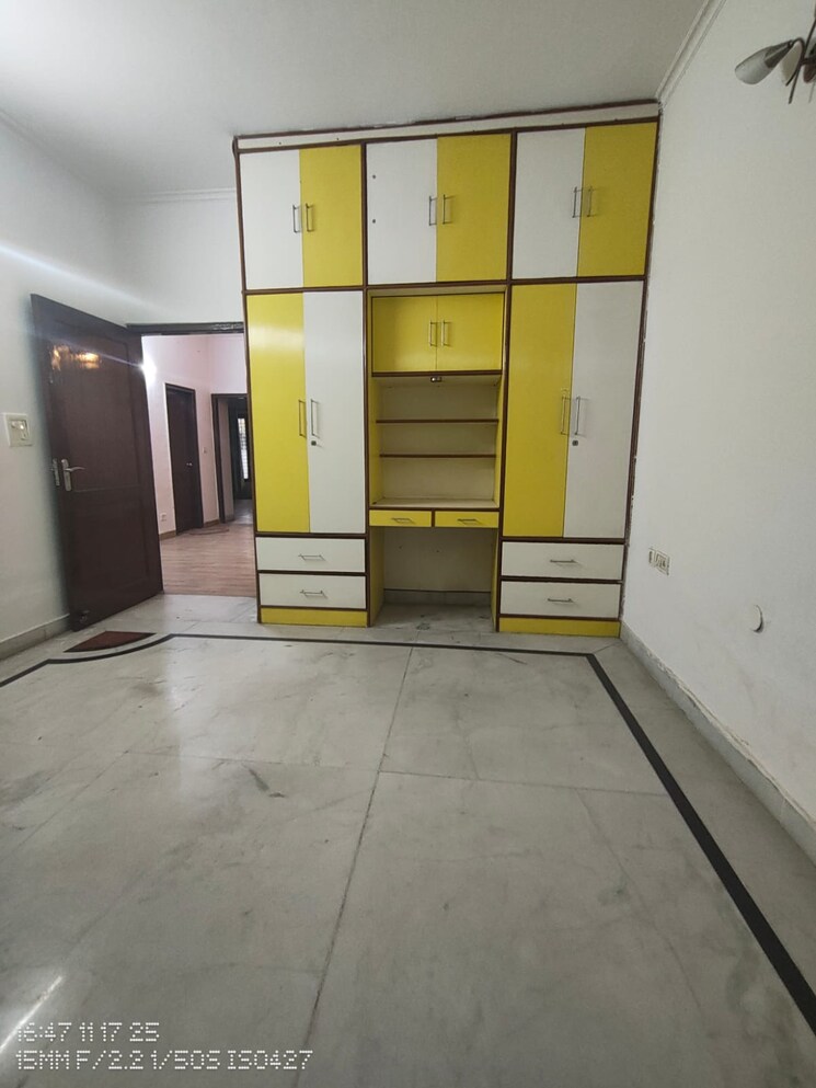 Room, sector 31 3 Bedroom 2300 Sq.Ft. Builder Floor In Sector 31 Gurgaon 9472727