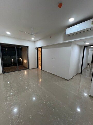 Room in 4 BHK Apartment at Lodha Aura, Wadala – for Rent