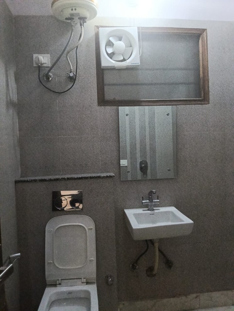 Bathroom, patel nagar 1 Bedroom 700 Sq.Ft. Builder Floor In Patel Nagar Gurgaon 9472734
