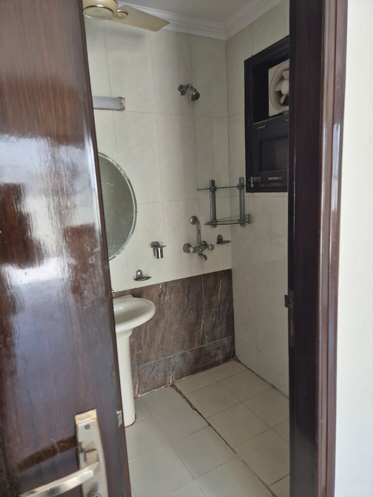Bathroom, sector 15 3 Bedroom 2500 Sq.Ft. Builder Floor In Sector 15 Gurgaon 9472763
