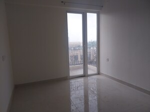 Room in 3 BHK Apartment at Signature Global Golf Greens, Sector 79 – for Rent