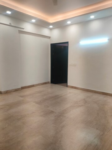 Room in 5 BHK Apartment at Maxworth Premier Urban, Sector 15 – for Rent