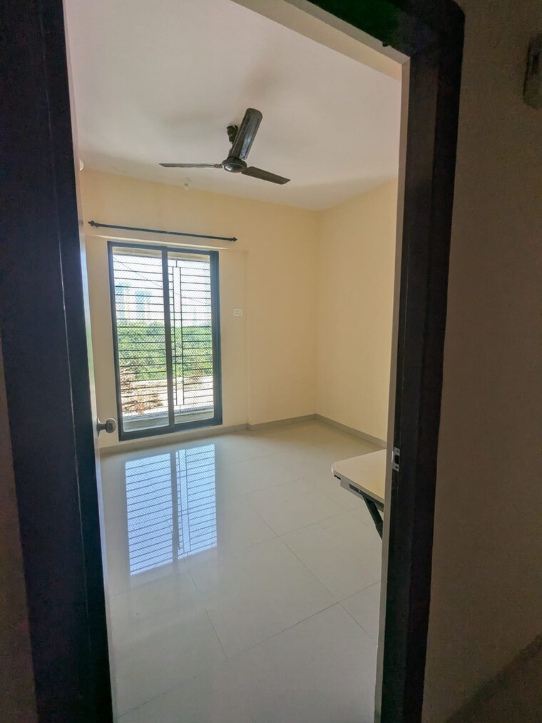 Room, shree-satya-shankar-residency 1.5 Bedroom 535 Sq.Ft. Apartment In Manpada Thane 9472876