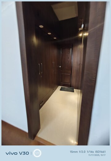 Furnished Amenities in 3.5 BHK Apartment at Gomti Nagar – for Rent