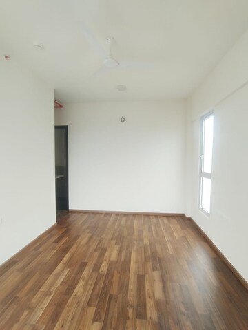 Room in 2 BHK Apartment at Piramal Vaikunth, Balkum Pada – for Rent