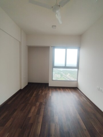 Room in 2 BHK Apartment at Piramal Vaikunth, Balkum Pada – for Rent