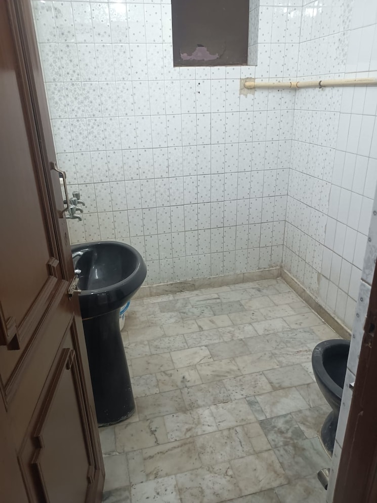 Bathroom, chitra vihar 3 Bedroom 2500 Sq.Ft. Builder Floor In Chitra Vihar Delhi 9472983