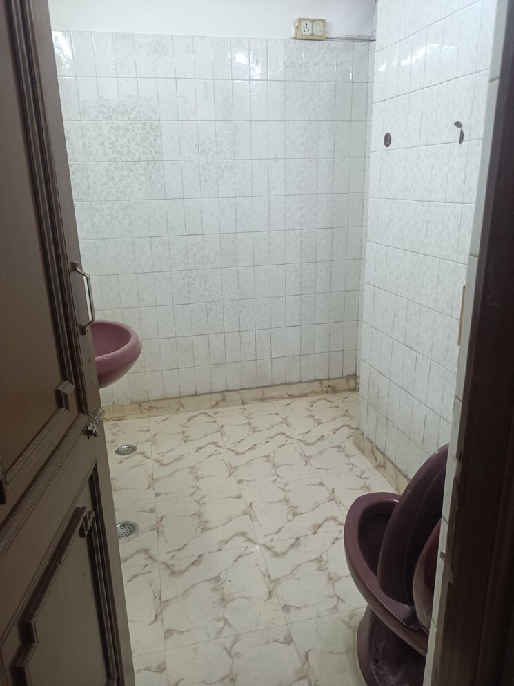 Bathroom, chitra vihar 3 Bedroom 2500 Sq.Ft. Builder Floor In Chitra Vihar Delhi 9472983