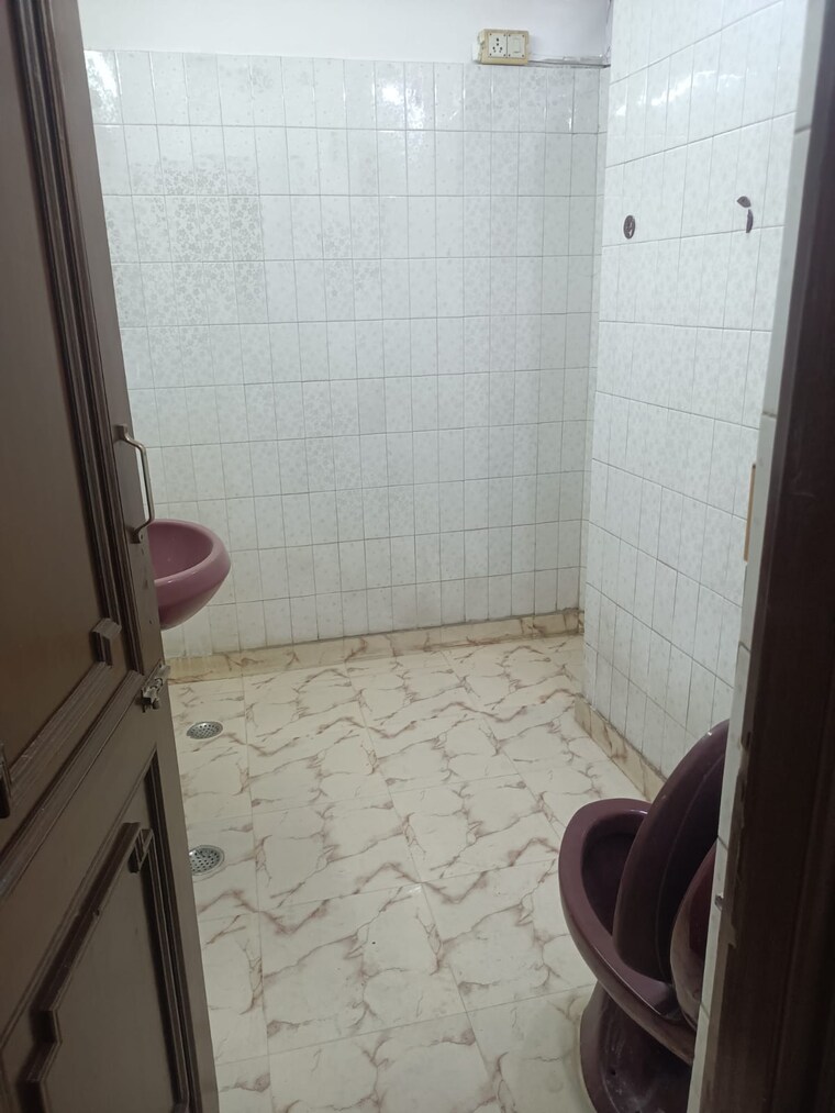 Bathroom, chitra vihar 3 Bedroom 2500 Sq.Ft. Builder Floor In Chitra Vihar Delhi 9472983
