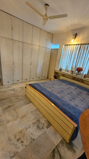 Bedroom in 4 BHK Apartment at Ratna Avenue, Richmond Road – for Rent