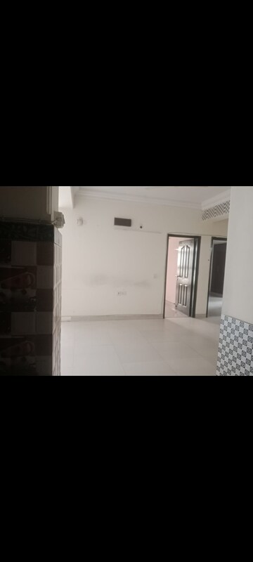 Room in 4 BHK Apartment at Ramprastha Coral Heights, Ramprastha Greens – for Rent