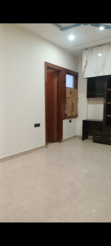 Room in 4 BHK Builder Floor at Maya Homes, Indrapuram – for Rent