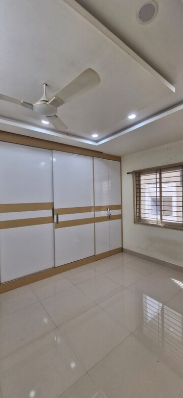 Room in 3 BHK Builder Floor at Kondapur – for Rent