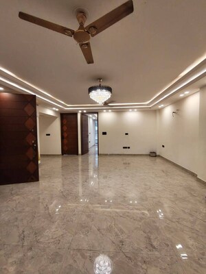 Room in 5 BHK Builder Floor at Panchsheel Park – for Rent