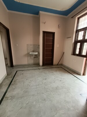 Room in 2 BHK Builder Floor at Sector 10a – for Rent