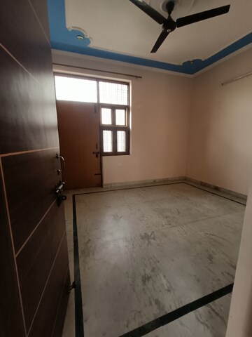 Room in 2 BHK Builder Floor at Sector 10a – for Rent