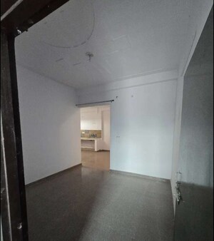 Room in 2 BHK Apartment at Hazratganj – for Rent