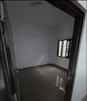 Room in 2 BHK Apartment at Hazratganj – for Rent