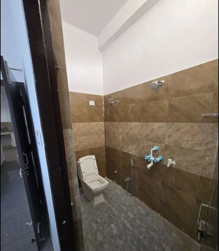 Attached Bathroom, hazratganj 2 Bedroom 1200 Sq.Ft. Apartment In Hazratganj Lucknow 9473212