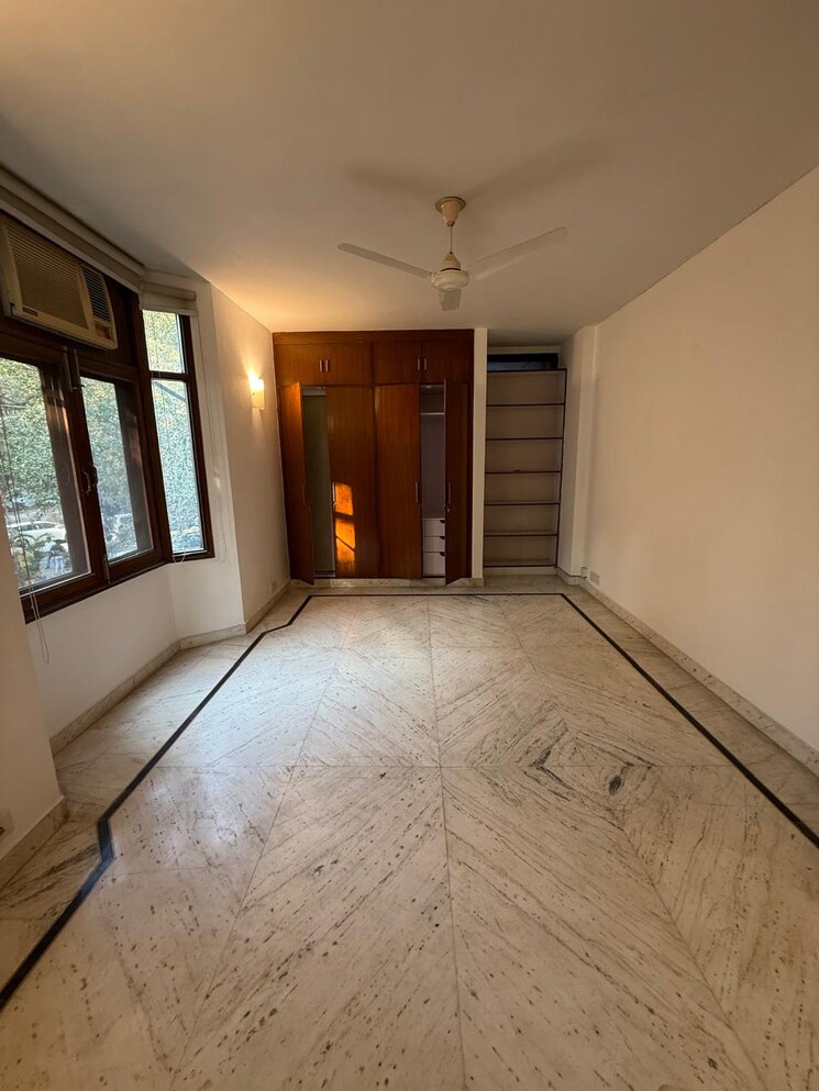 Room, greater kailash ii 4 Bedroom 600 Sq.Yd. Builder Floor In Greater Kailash ii Delhi 9473243