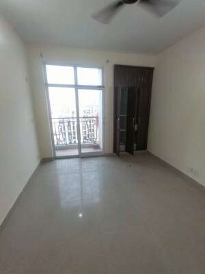Room in 3.5 BHK Apartment at Sushant Golf City – for Rent