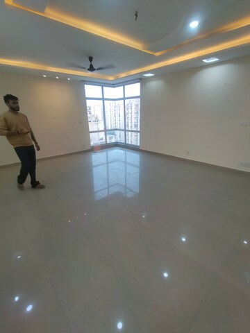 Room in 4 BHK Apartment at Ansals Celebrity Greens, Sushant Golf City – for Rent