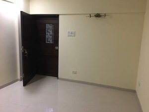 Room in 3 BHK Apartment at Juhu – for Rent