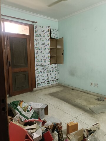 Room in 3 BHK Apartment at Vasundhara Enclave – for Rent